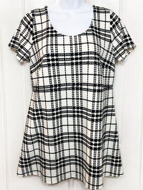Motherhood Maternity Medium Short Sleeve Dual Color Houndstooth Round Neck Top
